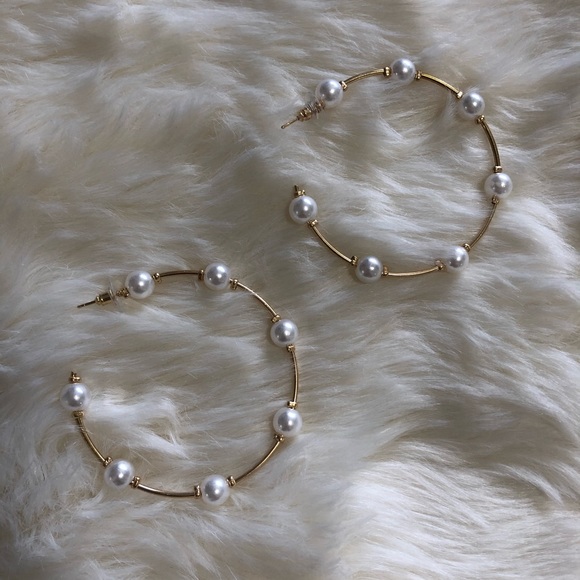 reimagined clothing co. Jewelry - Faux pearl gold hoop earrings